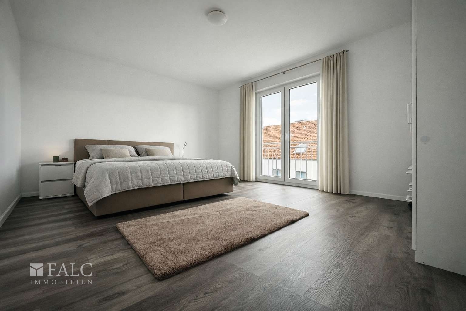 „Helles, großzügiges Schlafzimmer mit bodentiefen Fenstern, Accessoires dezent visualisiert.“